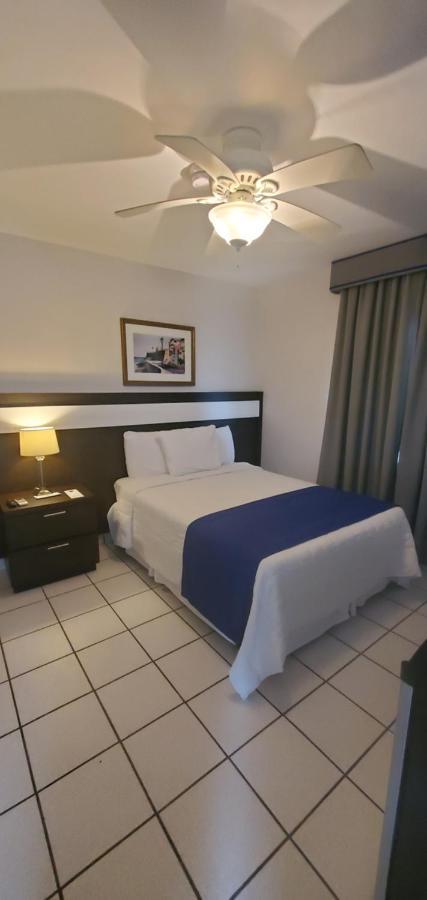 Full Moon Hotel & Restaurant Salinas Bagian luar foto