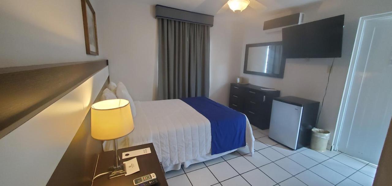 Full Moon Hotel & Restaurant Salinas Bagian luar foto